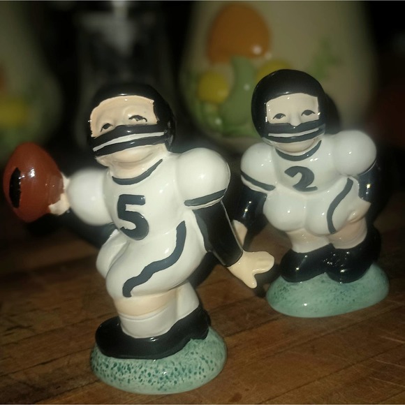 VTG B&W FOOTBALL PLAYERS SALT & PEPPER SHAKERS - Picture 2 of 7